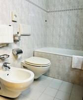 Sèche-cheveux, bidet, serviettes fournies