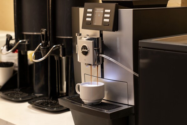 Une machine à café qui verse de l’espresso dans une tasse.