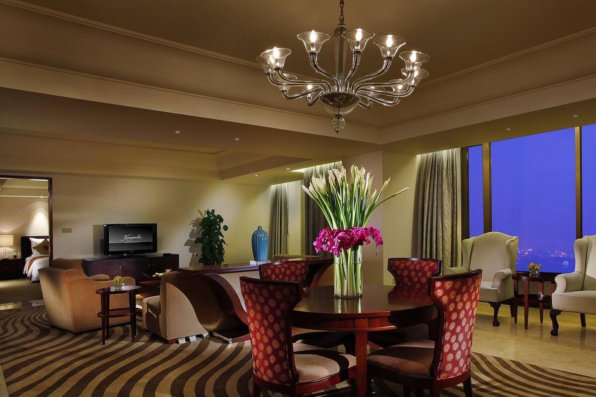套房, 湖景 (Diplomatic Suite) | 羽絨被、免費迷你吧物品、客房內保險箱、書桌