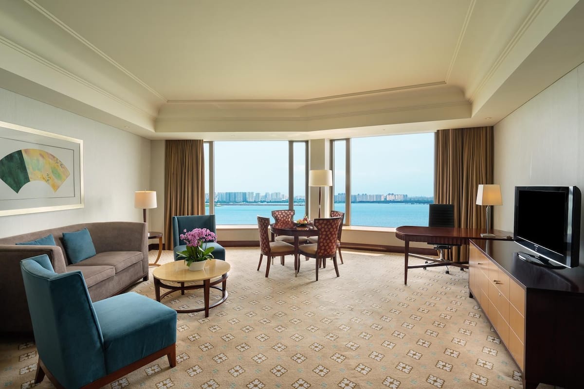 Suite, Lake View (Panorama Suite) | Living area