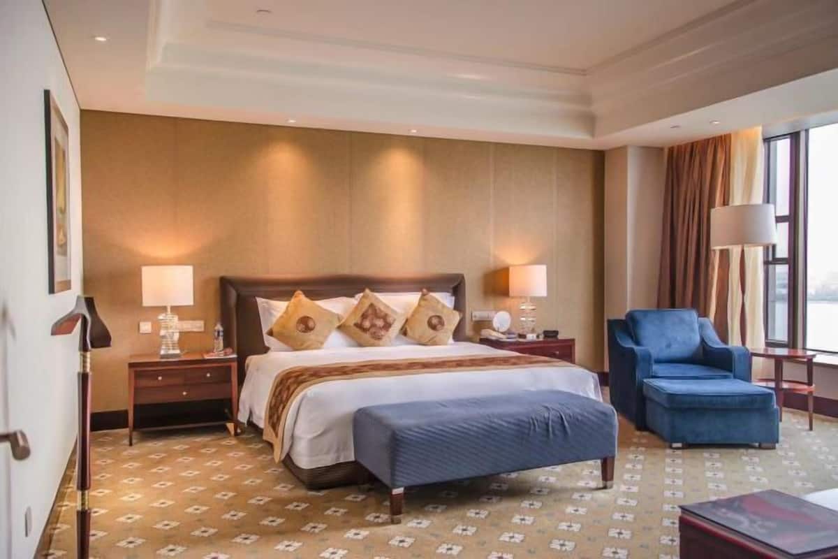 Down comforters, free minibar items, in-room safe
