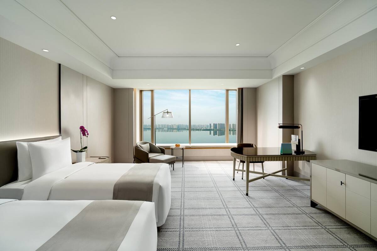 雙床房, 湖景 (Premier Deluxe Lake View Room) | 羽絨被、免費迷你吧物品、客房內保險箱、書桌