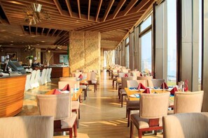 3 restaurants; ze serveren er lunch en diner 