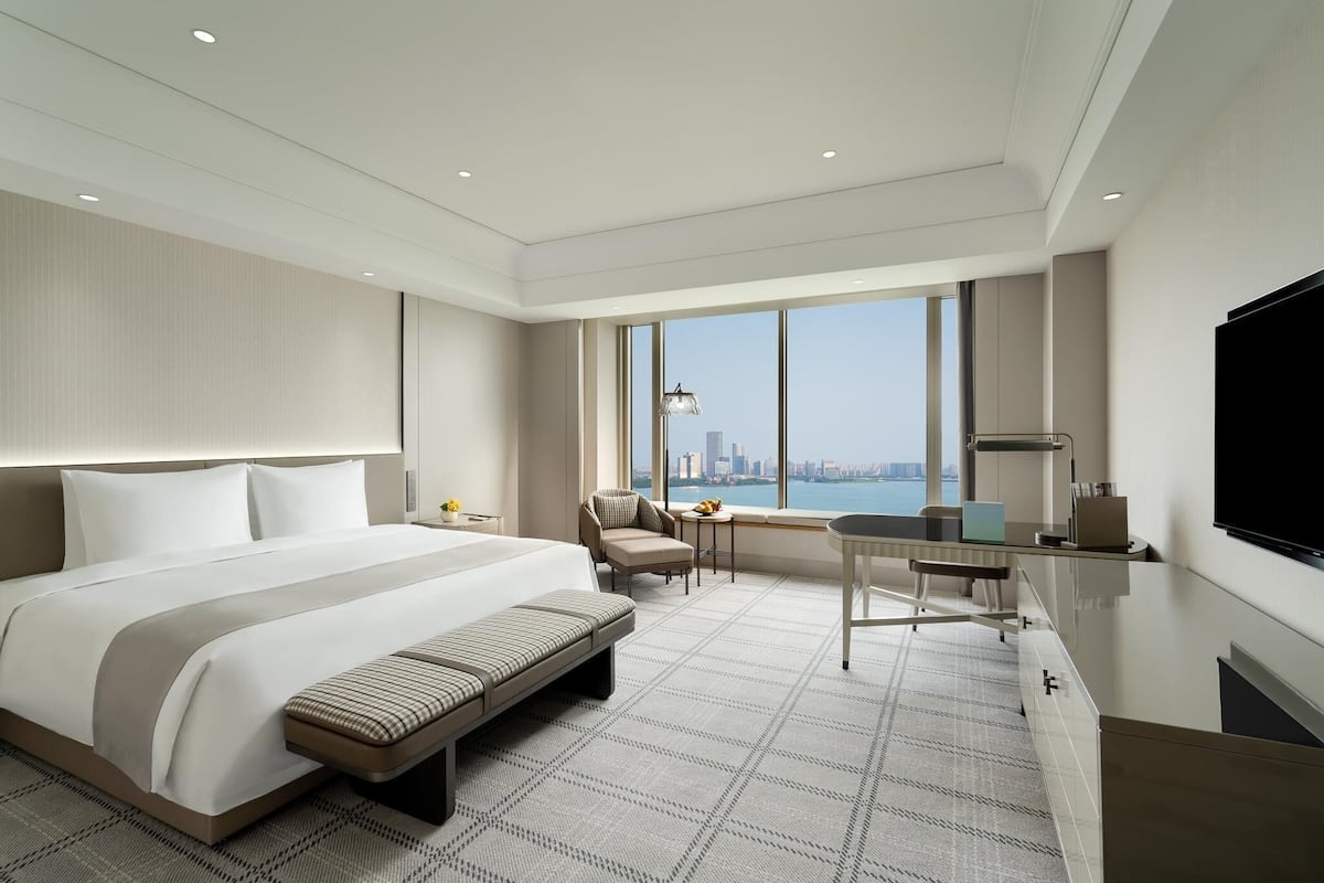 客房, 湖景 (Premier Deluxe Lake View King) | 羽絨被、免費迷你吧物品、客房內保險箱、書桌