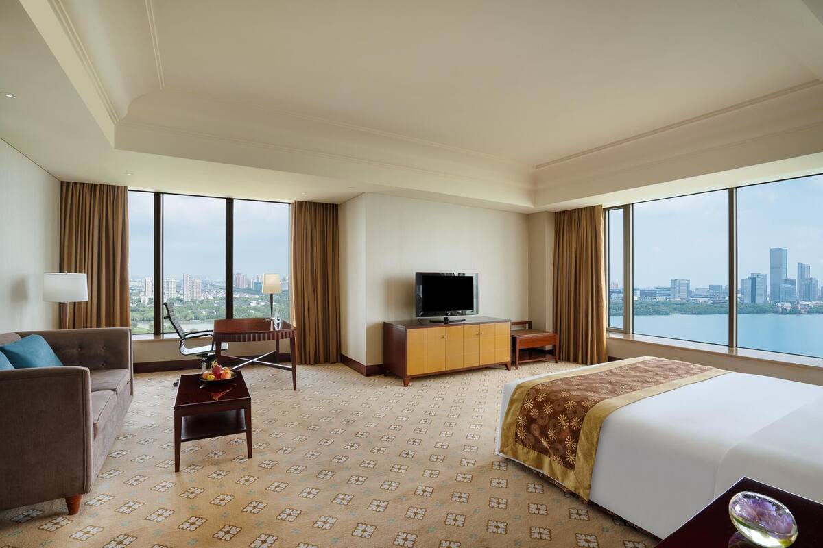 套房, 湖景 (Executive Suite) | 羽絨被、免費迷你吧物品、客房內保險箱、書桌