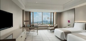 Twin kamer, uitzicht op golfbaan (Premier Deluxe Golf Room) | Donsdekens, een minibar met enkele gratis items, een kluis op de kamer