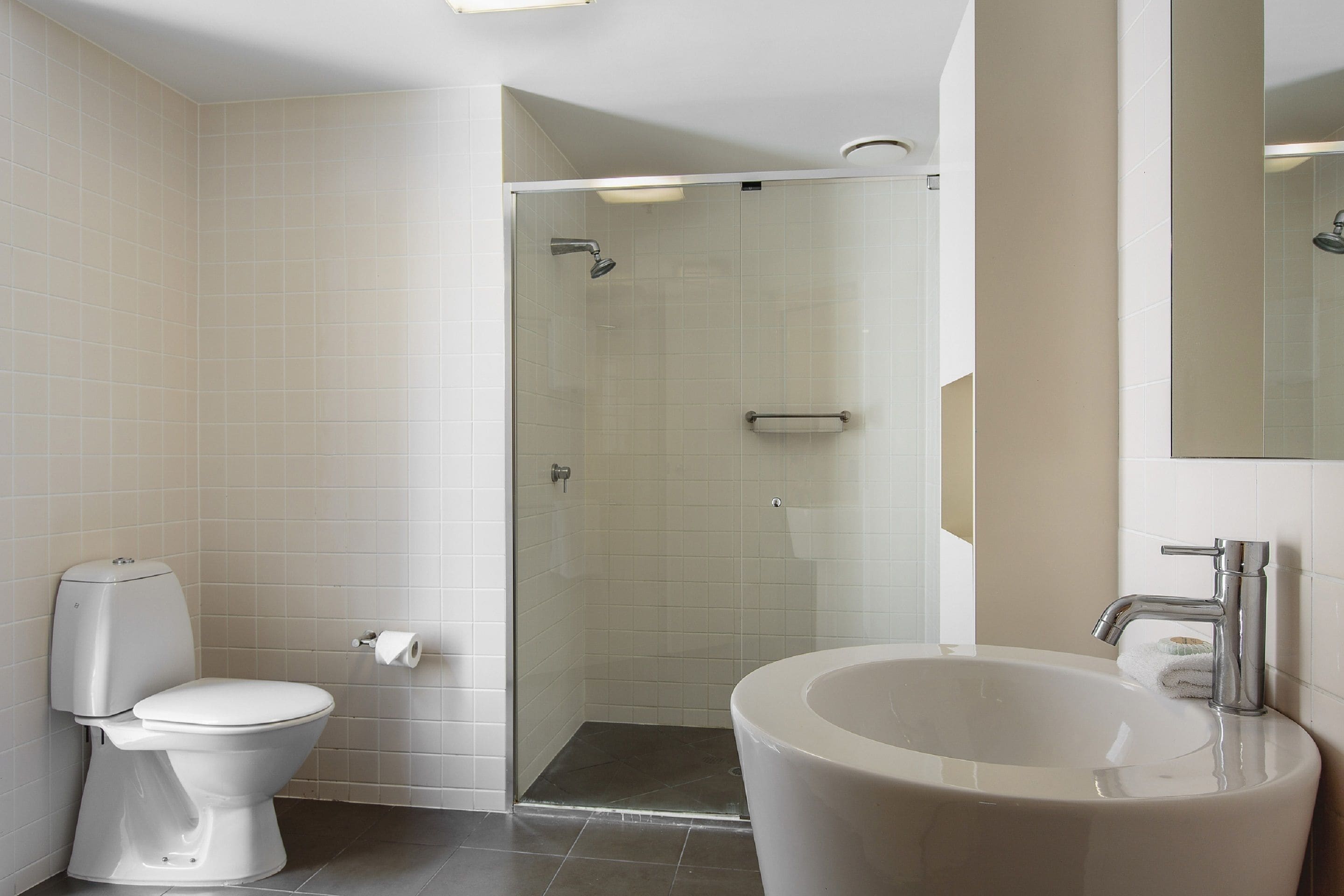Un baño con inodoro, ducha y lavamanos.