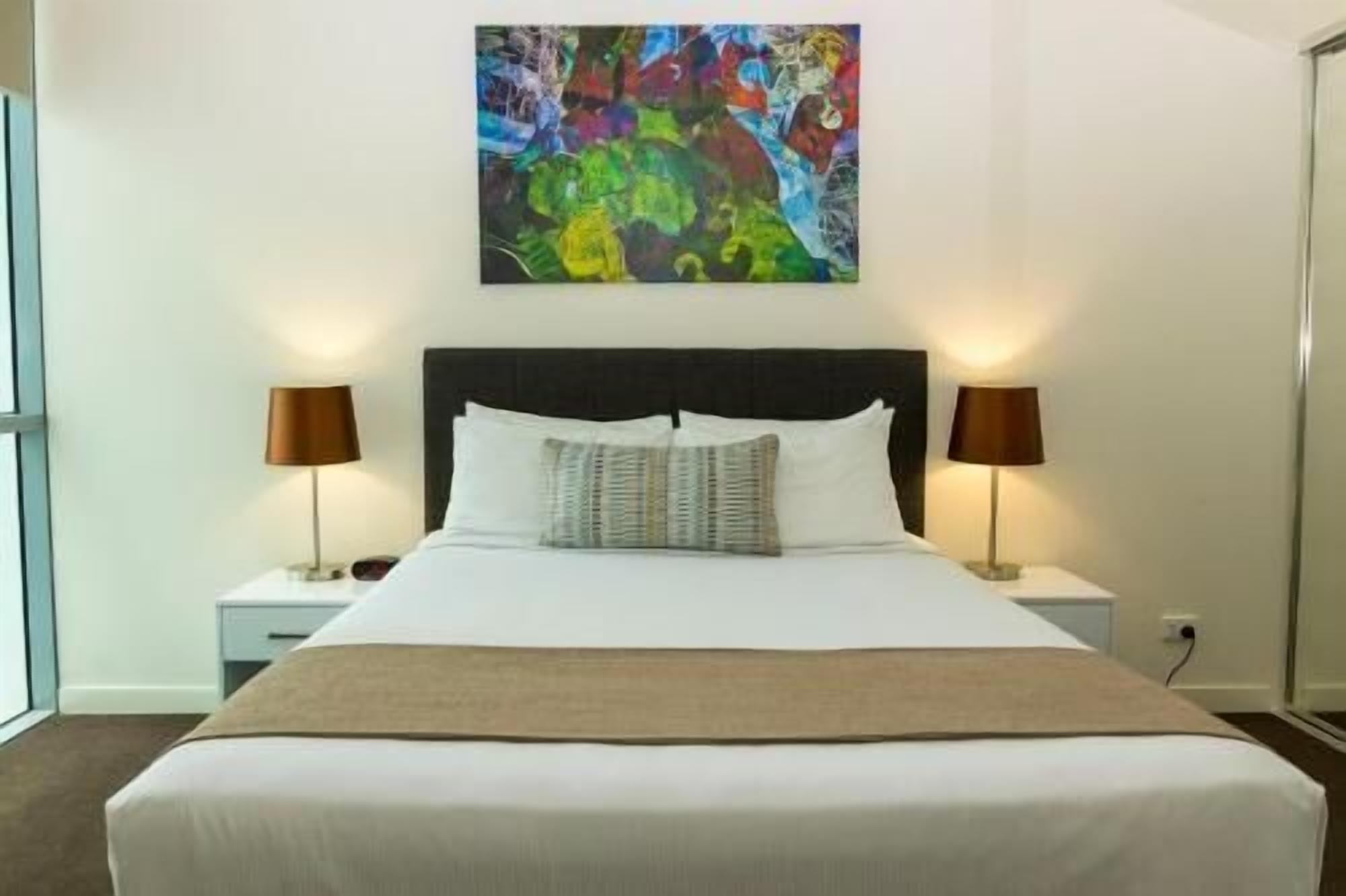 أسرّة بطبقة علوية مريحة وبديكورات فريدة لكل غرفة وطراز فريد لكل وحدة