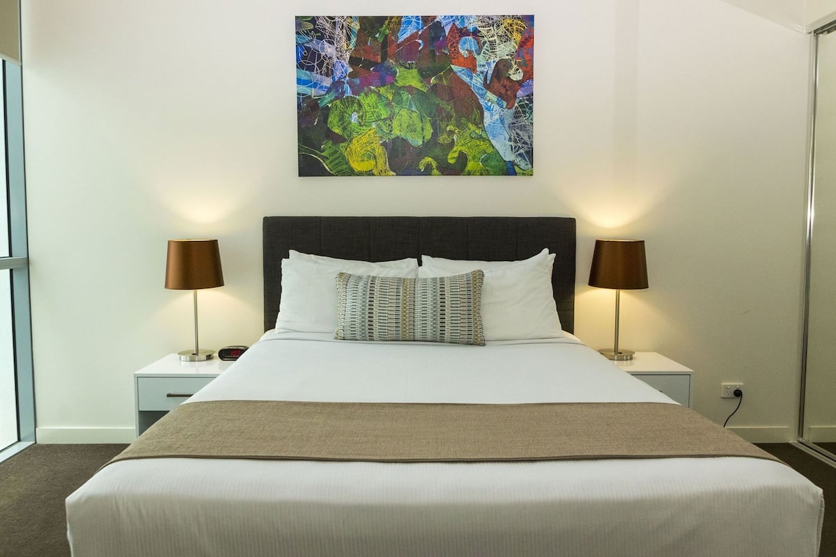 Camas con pillow-top, decoración personalizada y muebles diferentes