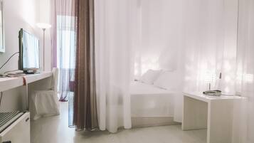 Standard-Doppelzimmer | Minibar, Zimmersafe, Schreibtisch, VerdunkelungsvorhÀnge