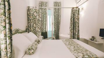 Minibar, Zimmersafe, Schreibtisch, Verdunkelungsvorhänge