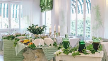 Petit déjeuner buffet (12.00 EUR par personne)