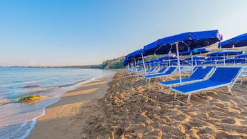 Privatstrand, Liegestühle, Sonnenschirme