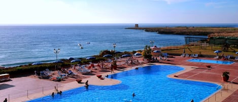 Piscine extérieure, chaises longues