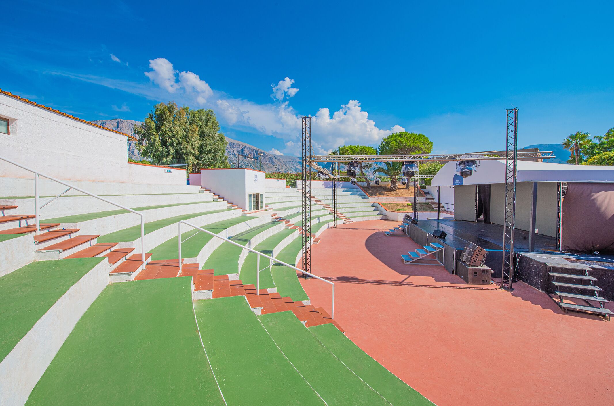 Un stade doté de gradins, d’une scène et d’un ciel dégagé.