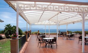 Breakfast, lunch and dinner served