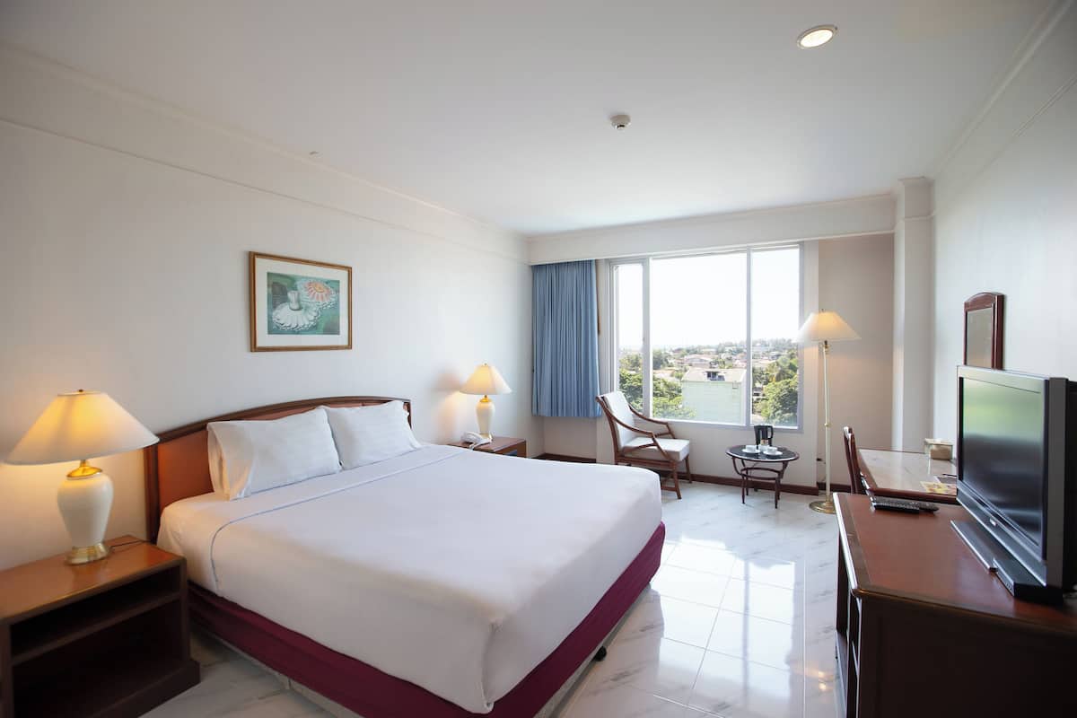 Deluxe Room | 1 bedroom, minibar, desk, blackout curtains