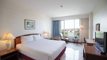 Deluxe King Bed | 1 bedroom, minibar, desk, blackout drapes