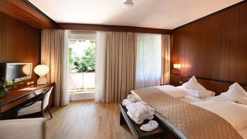 Double or Twin Room, Balcony (East side) | Hypo-allergenic bedding, minibar, in-room safe, soundproofing