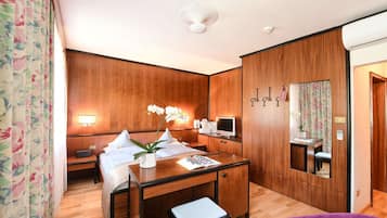 Double Room (EAST SIDE without balcony) | Hypo-allergenic bedding, minibar, in-room safe, soundproofing