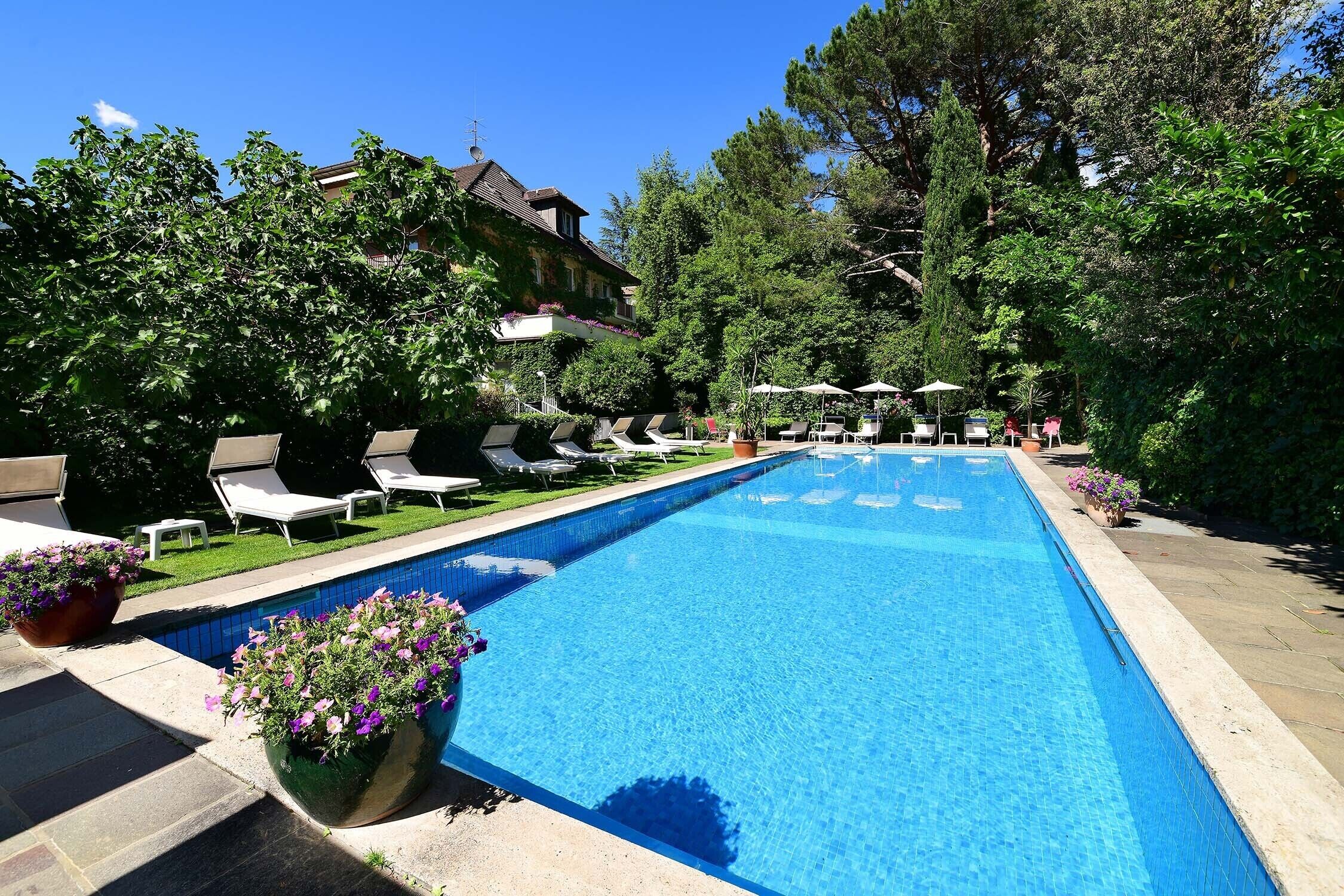 من حمّامات السباحة المغطاة، حمّام سباحة خارجي