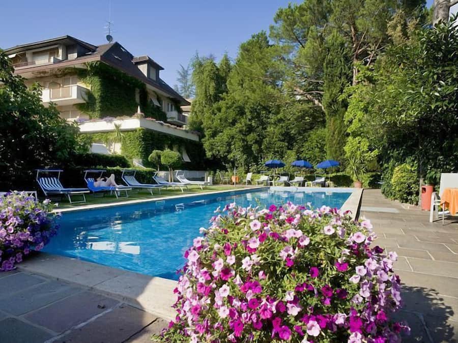 Een binnenzwembad, een buitenzwembad