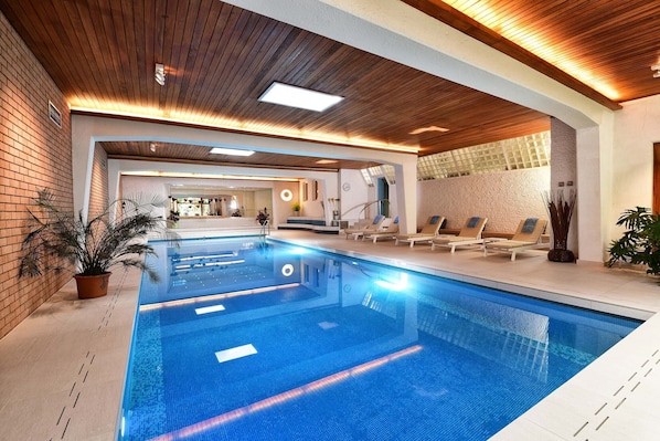 Piscine couverte, piscine extérieure