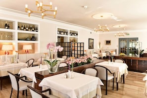 Breakfast and dinner served