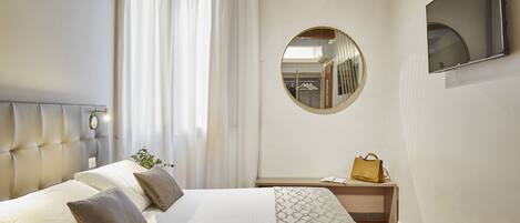 Deluxe Double Room (1° floor) | Egyptian cotton sheets, premium bedding, down comforters