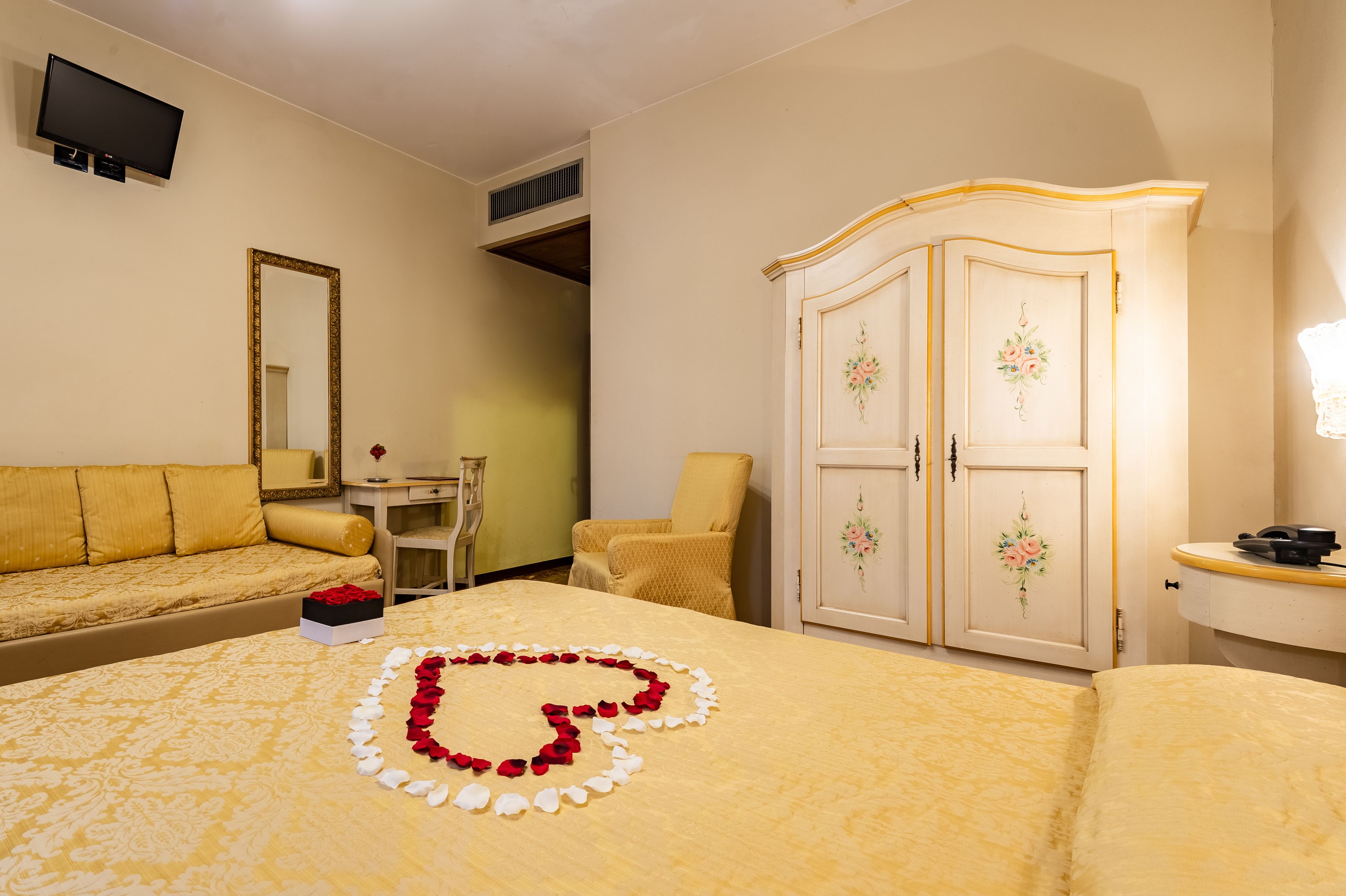 premium bedding, in-room safe, desk, soundproofing