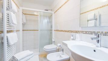 Ducha, artículos de higiene personal gratuitos, secador de pelo y bidé