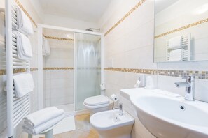 Ducha, artículos de higiene personal gratuitos, secador de pelo y bidé