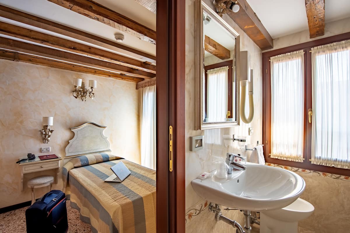 Luxe beddengoed, een kluis op de kamer, een bureau, geluiddichte muren