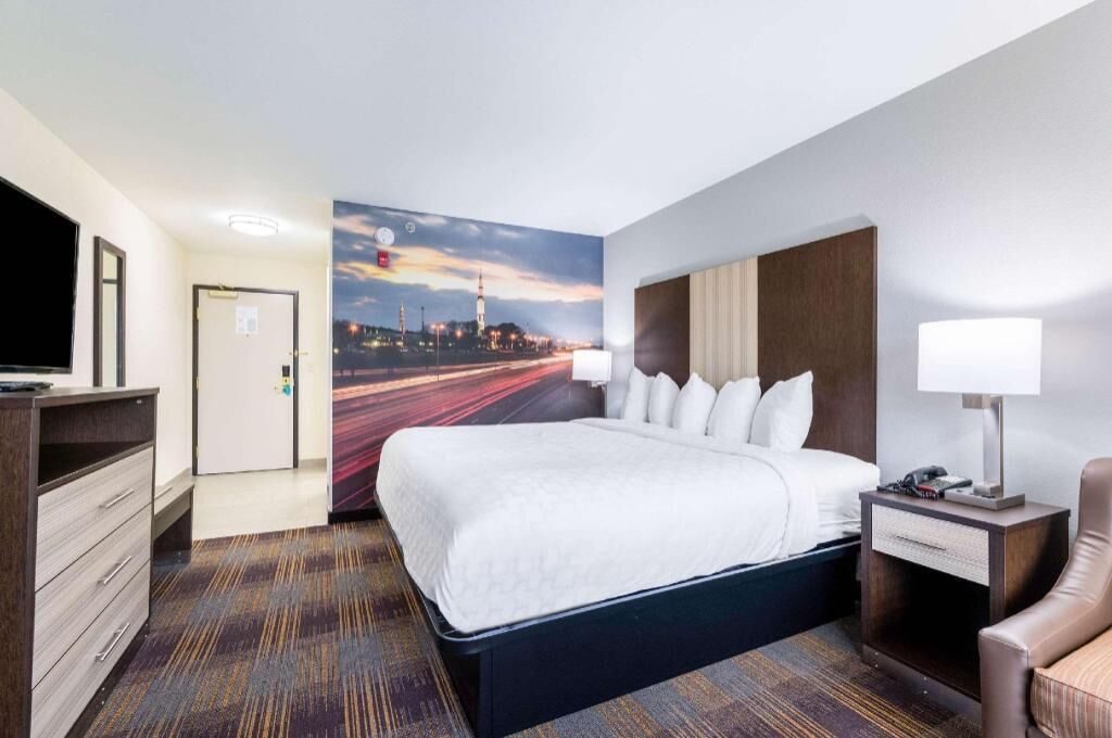 Desk, blackout drapes, iron/ironing board, free WiFi
