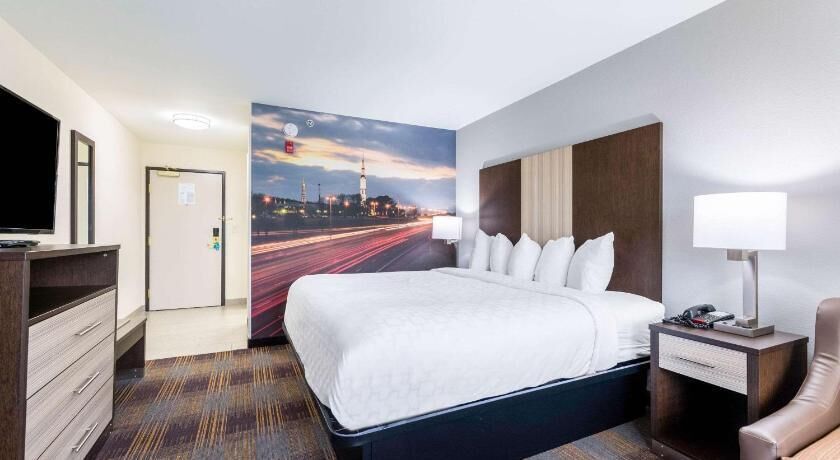 Desk, blackout drapes, iron/ironing board, free WiFi