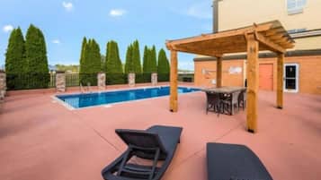 Kauden mukainen ulkouima-allas avoinna 8.00–21.00, aurinkotuoleja