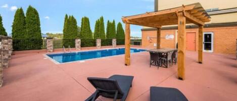 Seasonal outdoor pool, open 8:00 AM to 9:00 PM, pool loungers