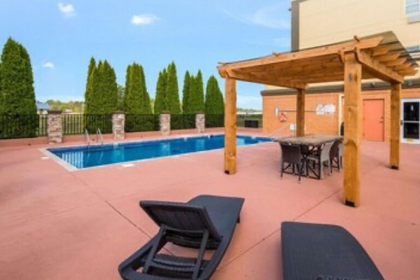 Hồ bơi ngoài trời phục vụ theo mùa, ghế dài tắm nắng