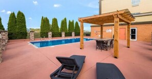 Seasonal outdoor pool, open 8:00 AM to 9:00 PM, pool loungers - Clarion Pointe Madison Huntsville (Madison)