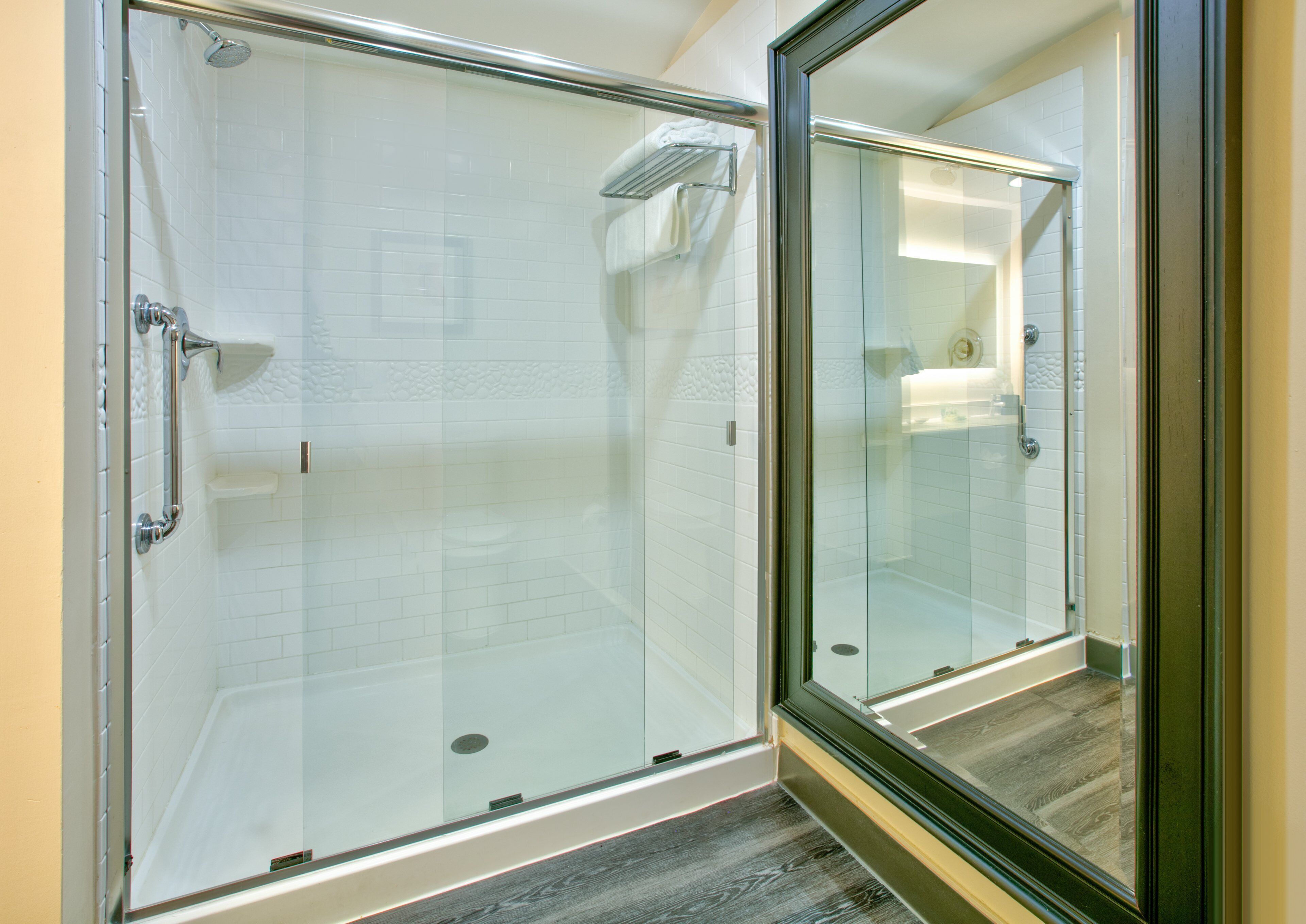 standard room, 1 king bed (walk-in shower) | bathroom | combined shower/bathtub, hydromassage showerhead, free toiletries