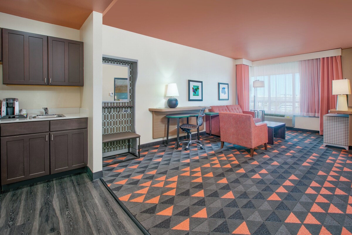 Suite, 1 King Bed | In-room safe, desk, iron/ironing board, cribs (free)