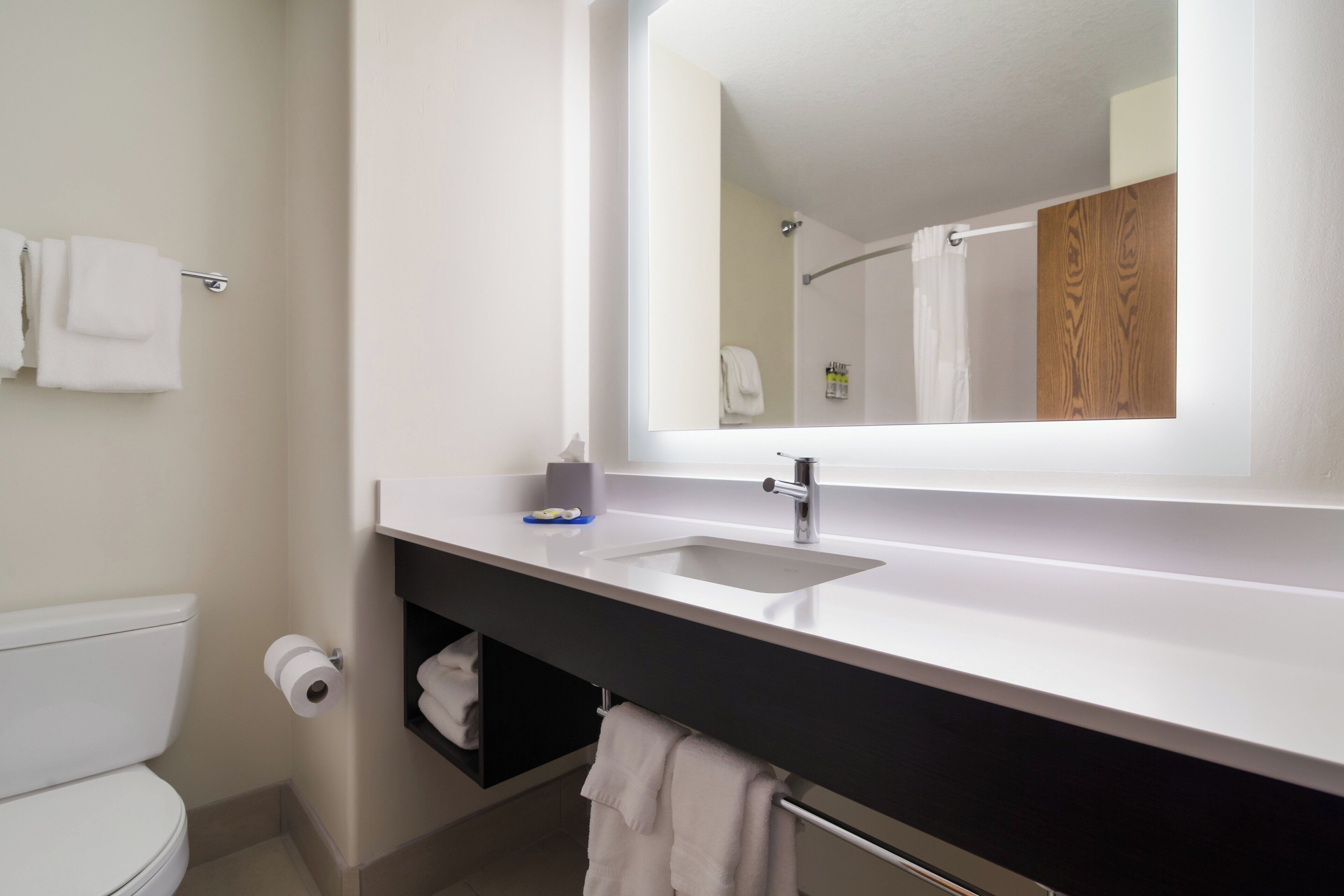 Hochwertige Bettwaren, Zimmersafe, Schreibtisch