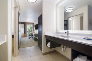 Suite, 1 King Bed, Balcony | Premium bedding, in-room safe, desk, laptop workspace