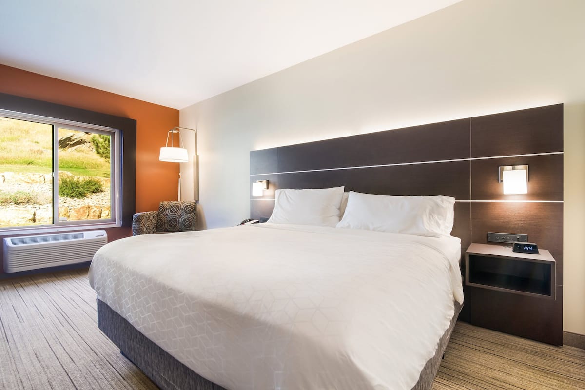 Premium bedding, in-room safe, desk, laptop workspace