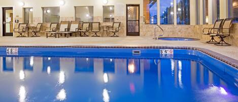 Alberca techada, acceso de 08:00 a 22:00, y camastros