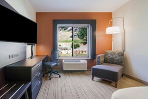 Premium bedding, in-room safe, desk, laptop workspace - Holiday Inn Express Hotel & Suites Custer by IHG (Custer)