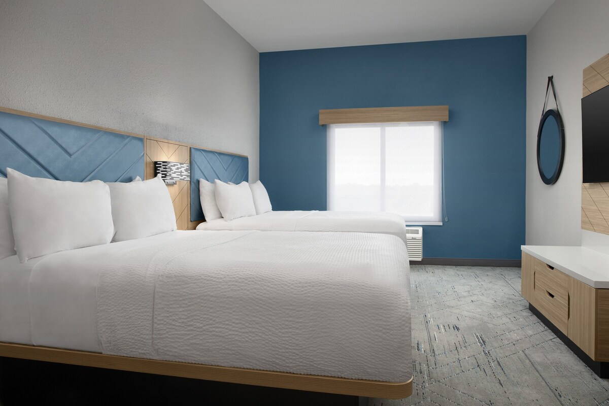 In-room safe, desk, iron/ironing board, cribs (surcharge)