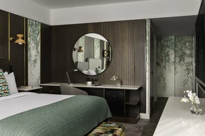Minibar, in-room safe, desk, blackout curtains - Crowne Plaza Hotel Blanchardstown by IHG (Dublin)