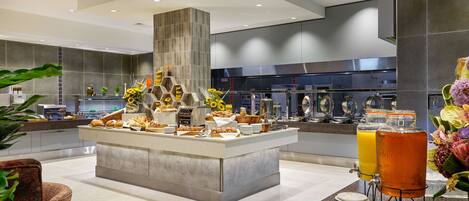 Breakfast, lunch, dinner served; Italian cuisine