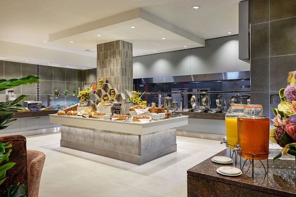 Se sirven desayunos, almuerzos y cenas; cocina italiana